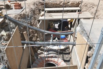Die Straßenbaustellen in Freiberg und wie lang sie noch geplant sind - In der Wallstraße muss die Firma LSTW auch jahrhundertealte Entwässerungsleitungen herrichten, die in den Untergrund aus Gneis oder Gneiszersatz getrieben worden waren. Eine sogenannte Anzucht ist am unteren Bildrand zu sehen. Die Bundesstraße 101 wird in diesem Bereich voraussichtlich bis zum 11. November gesperrt bleiben.