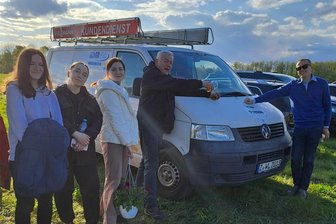 „Die stressigste Reise“: Zwickauer Ukrainehelfer von 64. Tour zurückgekehrt - Der Zwickauer Verein „Partnerschaft zur Ukraine“ hat nun auch einen eigenen Transporter, um Hilfsgüter in das Land zu liefern. Für Karl-Ernst Müller (2. von rechts) darf eine Taufe nicht fehlen.