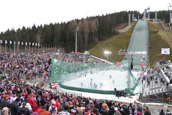 Die Suche nach besonderer Location für Eishockey: Wie DEL 2 und Vogtland-Arena über weitere Event-Games denken - Drei Eishockey-Partien fanden im Februar 2024 im Auslauf der Vogtland-Arena statt.