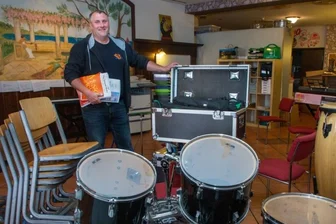 Die Suche nach einem Platz zum Proben - Peter Merker, Vereinschef der Oederaner Blasmusikanten, mit Instrumenten des Ensembles. Ein Probenraum wird händeringend gesucht.