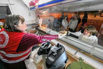 Die Suppenküche in Chemnitz: Warum es um mehr als ein warmes Essen geht - Aus einem ehemaligen Bäcker-Verkaufswagen heraus wird das Essen verteilt. Vor wenigen Tagen machte er wieder halt auf dem Lessingplatz.