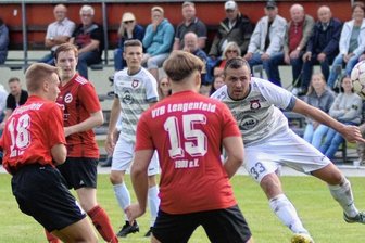 Die Tabellenspitze im Visier - Auf ihm ruhen die Werdaer Offensivhoffnungen: Ruven Rittrich (Mitte, weißes Trikot) zieht hier im Spiel gegen den VfB Lengenfeld gefährlich ab. Beim 3:1-Erfolg am vergangenen Wochenende erzielte er sein viertes Saisontor. Für den VfB war es die erste Niederlage nach dem Aufstieg.