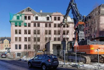 Die tatsächlich letzten Tage für Eminett: Der Abriss der einstigen Trikotagenfabrik in Cunersdorf rückt näher - Ein bedeutendes Kapitel regionaler Industriekultur verschwindet Stück für Stück: die einstige Trikotagenfabrik Eminett in Cunersdorf. Nach der Entkernung des Gebäudekomplexes ist in den vergangenen Tagen das ehemalige Trafohaus abgerissen worden. 