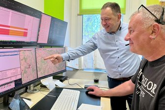 Die Taxizentrale warnt: Kein spontaner Taxiruf mehr nach dem Tivoli-Besuch in Freiberg - Mirko Espig und sein Mitarbeiter Andreas Sambale in der Taxizentrale in Freiberg.