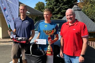 Die Tennis-Abteilung des ETC und ihr großes Problem: „In Crimmitschau will jeder Eishockey spielen“ - Sieger Tristan Nitschke (Mitte) und der zweitplatzierte Mikhail Bich (links) freuten sich über ihre Preise und die Glückwünsche von Gabor Baumann (rechts) vom Turniersponsor Autohaus Kühnert.