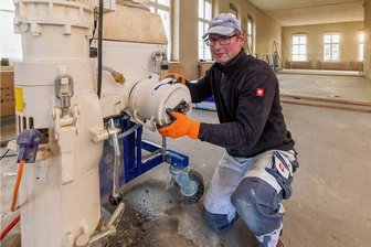 Die teuerste Baustelle des Erzgebirgskreises - Thomas Sonntag bereitet im Fachkabinett für den Kunstunterricht eine Putzmaschine vor.