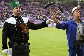 Die teuersten Stehplätze der Liga: Aue-Fans nehmen höhere Preise gelassen - Feierliche und standesgemäße Eröffnung mit zwei gekreuzten Hämmern, die Steven Vogel (l.) und Reinhard Lange zelebrierten: Insgesamt 10.343 Fans erlebten am Sonntagabend im Lößnitztal den 1:0-Sieg der Auer Veilchen gegen den FC Ingolstadt - ein rundum gelungener Saisonauftakt also. 