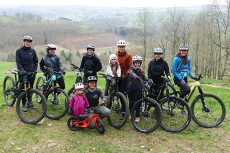 Die tollkühnen Frauen auf ihren fahrenden Kisten: Enduro-Fieber packt immer mehr Mountainbikerinnen aus dem Erzgebirge - Die jungen Damen des ShredErz-Vereins gehen gern gemeinsam auf Tour.