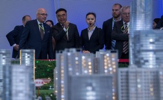 "Die Träumende" sucht erneut ihren Platz - Da staunen die Sachsen in Wuhans "Planning Hall" über chinesische Superlative - mittendrin: Benjamin Hein, Geschäftsführer von Etage 8 (2. v. r.).