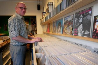 Die tragisch Vergessenen: Vor 30 Jahren trat mit Das Auge Gottes eine der besten Bands aus der Ex-DDR an die Öffentlichkeit - Gert "Eiche" Reichelt hat 2021 in Schwerin einen kleinen Plattenladen eröffnet. Er war der Sänger, Rapper und Motor von Das Auge Gottes.