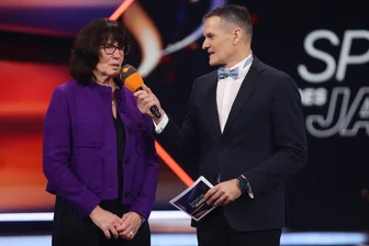 Die Trainerin des Jahres stammt aus Chemnitz: Ute Schinkitz prägt den Para-Schwimmsport - Ute Schinkitz wird bei der Sportgala in Baden-Baden von Moderator Jens Zimmermann interviewt.
