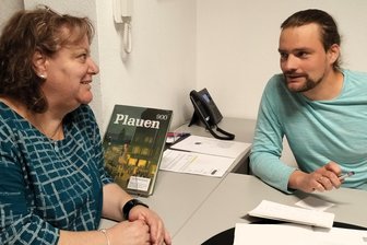 Die Treuener Familie Herzfeld: Tochter Marianne hat viele Spuren hinterlassen – nur nicht in ihrer früheren Heimat - Sally Ido im Plauener Stadtarchiv im Gespräch mit Clemens Uhlig.