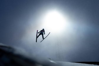 Die Trickser von Trondheim: Anzugskandal wirft einen Schatten auf die WM der Norweger - Im Rampenlicht, in guten und in schlechten Zeiten: Marius Lindvik in Trondheim.