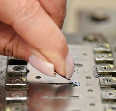 Die Triola soll die USA erobern - So werden die Edelstahlstimmzungen auf die Stimmplatte montiert.