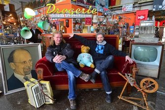 Mitten im alten Chic lächelt auch Walter Ulbricht noch, der einstige DDR-Staatschef. Auch das, was zu seiner Zeit in den Wohnungen der Republik stand, findet sich heute in der Halle der SBS Deko, einem Antiquitäten- und Trödelmarkt in Chemnitz - dort lagern eineinhalb Millionen Gegenstände. Für die Betreiber Jörg Schaarschmidt (links) und Jens Burkert ist nichts Schrott, alles hat einen Wert. Und während hier in der Halle noch Ulbricht lächelt, schauen im Pausenraum Lenin und Marx streng aus der Ecke.