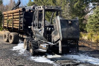 „Die Tschechen haben richtig gehandelt, als sie uns um Hilfe baten“: Traktor brennt im Erzgebirgswald aus - Die Zugmaschine ist komplett ausgebrannt. Wegen der Trockenheit hätte daraus schnell ein Flächenbrand werden können.