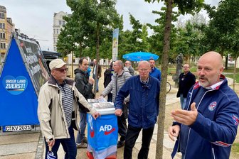 Die Überall-Partei: Woran liegt der AfD-Höhenflug? - Politik auf der Straße: Nico Köhler (r.), Kreisvorsitzender der AfD Chemnitz, mit Parteikollegen bei einer Fraktionssitzung auf dem Sonnenberg. 
