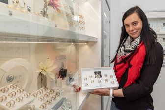 Die Uhrmacher und der Bund fürs Leben - Sabrina Heinrich vertritt die vierte Generation der Uhrmacher-Familie. Mit ihrem Vater verwirklichte sie den Traum von einem Ring-Studio.