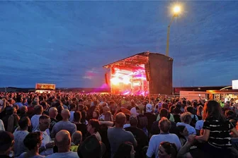 Die Ukulele bleibt daheim: Newcomerband Jagster spielt auf dem Ankerberg-Festival - Das Grand-Prix-Wochenende am Sachsenring, wie hier im Bild bei einer früheren Auflage, steht für Rennsport, aber auch für jede Menge Party. Beim Ankerberg-Festival gibt es heuer heiße Rhythmen, ausgelassene Party, lange Nächte - und mit Jagster eine junge, regionale Band.