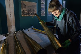 „Die Umbauarbeiten sind abgeschlossen“ – Freiberger Museum präsentiert neue Ausstellung - Kirsten Helmstedt hält eines der Russischen Hörner in Händen.