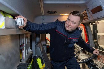 Die unbekannte Brandgefahr: Darum rüstet eine vogtländische Feuerwehr Fahrzeuge jetzt mit Rauchmeldern aus - Eric Hering platziert einen Rauchmelder im Einsatzfahrzeug.