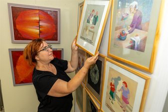 Die ungesehenen Werke des Falkensteiner Künstlers Siegfried Henze - Am Donnerstag startet die Ausstellung mit bisher ungezeigten Bildern des Künstlers Siegfried Henze. Organisiert wird die Schau vom Verein Falkart und den Töchtern des Malers, Silvia und Cornelia Henze (im Bild).