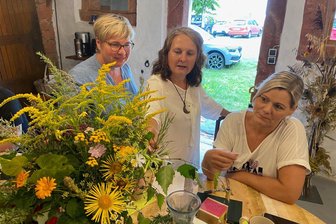 Die verborgenen Heilkräfte der Natur in Penig: Wofür und wogegen Gänseblümchen, Walnussblätter und Schafgarbe helfen - „Kräuterfee“ Katrin Reuter (Mitte) erklärt Ute Rost (links) und Jana Kugler die verschiedenen Kräuterpflanzen und deren Wirkweise. Zehn Frauen waren am Sonntag zum Kräuterkurs von Reuter gekommen.