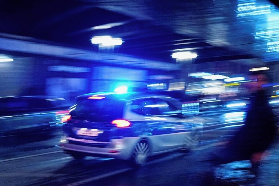 Die Verfolgungsjagd des Opelfahrers - Wie auf diesem Symbolbild verfolgte ein Polizeiauto das Fahrzeug des Angeklagten, nachdem er sich einer Verkehrskontrolle entzogen hatte. Der Fahrer fuhr in unbekannter Richtung davon.