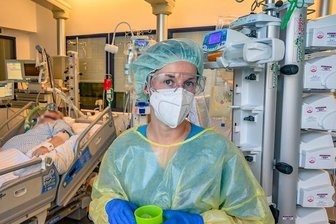 Der am Ende oft verlorene Kampf gegen Covid-19 schlaucht Mediziner und Pflegekräfte der Intensivstation der Zeisigwald-Kliniken Bethanien in Chemnitz.
