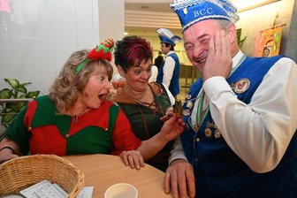 Die verrückte Märchenwelt des Breitenauer Carneval-Clubs: Ein Wochenende voller Überraschungen - Oh weh! Ute und Ines machen Präsident Uwe Krasselt verrückt.