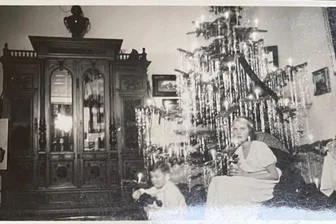 Die verschlungene Geschichte der Unternehmerfamilie Herfurth aus Chemnitz und die Suche nach einem Schrank - Auf einem Foto von 1937 spielt Charlotte Herfurth mit ihrem Sohn Hubertus unter dem Weihnachtsbaum und neben dem „schwarzen“ Schrank.