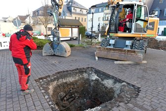 Die verschwundenen Pflastersteine von Brand-Erbisdorf: Ursache für Loch im Parkplatz gefunden - Mitarbeiter der Firma Intec aus Brand-Erbisdorf haben auf dem Parkplatz hinter dem Rathaus Brand-Erbisdorf das Loch freigelegt, welches sich am 8. Dezember aufgetan hat.