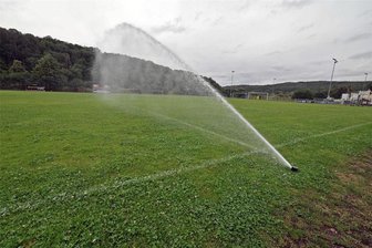 Die versteckten Sportplatzhelden aus Waldenburg und die Sache mit dem Bier - In einem Verein gibt es jede Menge zu tun. Aufgaben, wie sich um den Rasenplatz zu kümmern, gehören dazu. Die Menschen, die ehrenamtlich mitwirken, sind meist unsichtbar und wollen auch nicht im Mittelpunkt stehen. Die „Freie Presse“ hat ein paar von ihnen gefunden. Aufs Foto aber, wollen sie nicht.