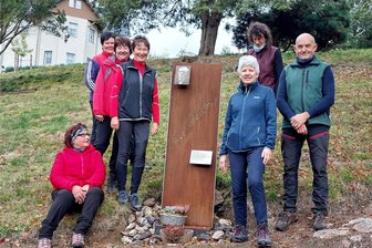 Die vielen Facetten in der Arbeit des Geo-Umweltparks „Sagenhaftes Vogtland“ - Mitglieder des Heimatvereins Topas im Tannenbergsthaler Steingarten an der Stele für den langjährigen Bürgermeister Kurt Scheffler, auf dessen Anregung die Anlage vor rund 90 Jahren geschaffen wurde. Rechts Initiator Jürgen Seidel. Zwei weitere Stelen sollen in dieses Jahr im Areal aufgestellt werden.