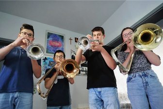 Die vielleicht musikalischste Familie Zwickaus - Die Geschwister Wilhelm (links), Heinrich und Martha Bergert sowie ihr Cousin Anton Günther (2. v. r.) gehören zu den zehn Schülern des Zwickauer Konservatoriums, die sich für den Bundeswettbewerb "Jugend musiziert" qualifiziert haben.