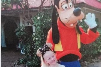 Die vier langen Jahre der Helena Kreil - Geschenk zum Schulanfang: Helena im Disneyland Paris. 