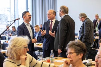 Die Vogtland-CDU zwischen Parteiaustritten und Kandidaten-Kür - Viel Gesprächsstoff beim CDU-Kreisparteitag am Samstag in der Plauener Festhalle. Hier diskutieren von links: Kreisparteichef Sören Voigt, Oliver Schenk, Chef der Staatskanzlei und Sächsischer Staatsminister für Bundesangelegenheiten und Medien, sowie Auerbachs Oberbürgermeister Jens Scharff.