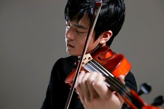 Die Vogtland Philharmonie reist musikalisch von Schottland nach Böhmen - Jiman Wee ist in Max Bruchs hochgelobtem 1. Violinkonzert zu erleben.
