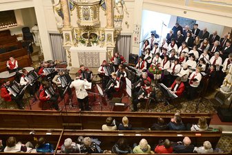 Die Vogtland-Tipps zum Wochenende - Das Akkordeonorchester Klingenthal, hier beim Konzert Anfang Januar in der Rundkirche, musiziert am Samstag, 17 Uhr mit dem 1. Altenburger Akkordeonorchester 1952 in der Aula am Amtsberg.