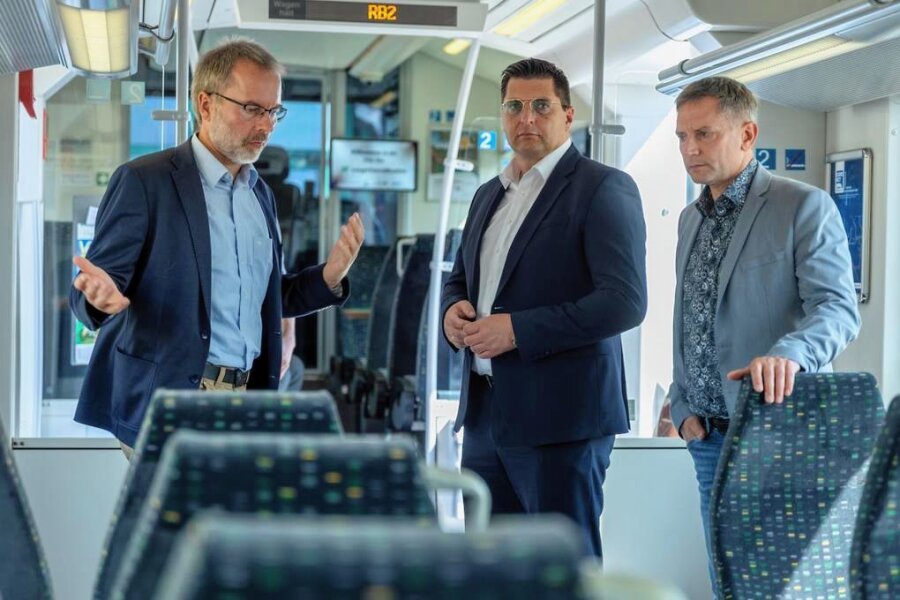Die Vogtlandbahn erhält einen neuen Chef - Länderbahn-Geschäftsführer Wolfgang Pollety (links) im August 2022 in Neumark im Gespräch mit Vogtland-Landrat Thomas Hennig (Mitte) und EgroNet-Geschäftsführer Michael Barth.