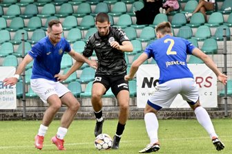 „Die Vorbereitung lief einfach etwas zu glatt“: VFC Plauen patzt bei Generalprobe in Tschechien - „Ich will da durch.“ Tyron Profis versucht sein Glück gegen zwei Spieler des FK Chomutov.