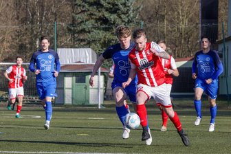 Die Vorentscheidung in der Fußball-Westsachsenliga? TV Oberfrohna baut Vorsprung auf neun Punkte aus - Der Waldenburger Christopher Zehmisch (im roten Trikot) kann sich gegen Oberfrohnas Jonas Wunderland behaupten. Die Punkte gingen am Sonntagnachmittag aber letztlich an die Gäste.