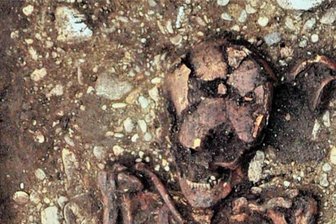 Die Vorreiter: Wie unsere Vorfahren auf dem Rücken der Pferde das Weite suchten - Dieser Reiter wurde vor rund 4700 Jahren im heutigen Rumänien bestattet. Sein Skelett zeigt alle Verformungen, die für einen Menschen typisch sind, der häufig auf einem Pferd unterwegs ist.