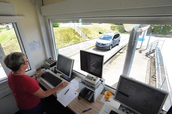 Die Waagen-Posse vom Weißen Weg - Mitarbeiterin Annette Rothe wiegt an der Einfahrt zur Deponie am Weißen Weg ein mit Grünschnittsäcken beladenes Auto. Bei der Ausfahrt wird es erneut gewogen und die Gewichtsdifferenz dem Fahrer in Rechnung gestellt. Das sind seit 1. Juni immer mindestens 100 Kilogramm.