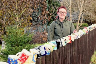 Die wahre Geschichte über den Tassenzaun von Langenberg - Simone Kaufmann an ihrem mehr als 50 Meter langen und reich bestückten Tassen-Gartenzaun. 