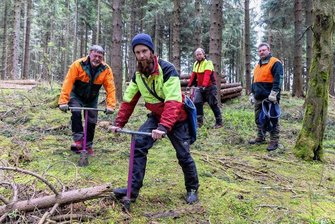 Die Waldretter am Fichtelberg - Sieht aus wie ein Fahrradlenker und heißt auch so: Johann Schäfer (vorn) und Michael Knappe (rechts) vom Sachsenforst stechen Pflanzlöcher aus. 
