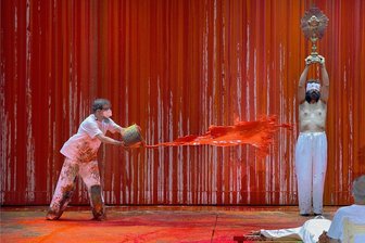 Die "Walküre" bei den Bayreuther Festspielen: Bunt und beinahe schön - Ein Malassistent schüttet rote Farbe auf einen Statisten der Festspiele: Das Bühnenbild der "Walküre" wurde in diesem Jahr von "Blutkünstler" Hermann Nitsch gestaltet.