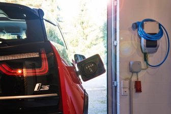 Die Wallbox-Welle erreicht Mittelsachsen - Eine Wallbox in einer privaten Garage. Es gibt inzwischen eine große Auswahl an solchen Ladeboxen mit verschiedenen Leistungsparametern. Aber nicht alle Geräte werden gefördert.