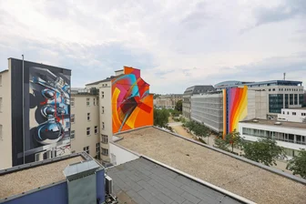 Die Wandbilder der Hallenkunst: Wie Chemnitz zu einer Open-Air-Galerie wird - Die Bilder am Johannisplatz haben Bond Truluv, MadC und Jan Kaláb (von links) gestaltet