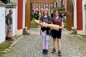 Die Wanderer von Postelberg: Wie junge Tschechen an ein Massaker an Sudetendeutschen nahe dem Erzgebirge erinnern - Anežka Platlová (l.) und Hedvika Hoření vom Gymnasium Kadaň auf dem Gedenkmarsch von Postelberg nach Saaz. Links Geschichtslehrer Petr Zemánek aus Prag.